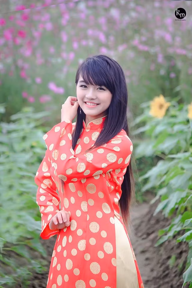 Dáng vóc cùng cách tạo dáng trong chiếc áo dài cũng khiến nhiều người bị đánh lừa khi ngắm bộ ảnh của cô bé 14 tuổi này.
