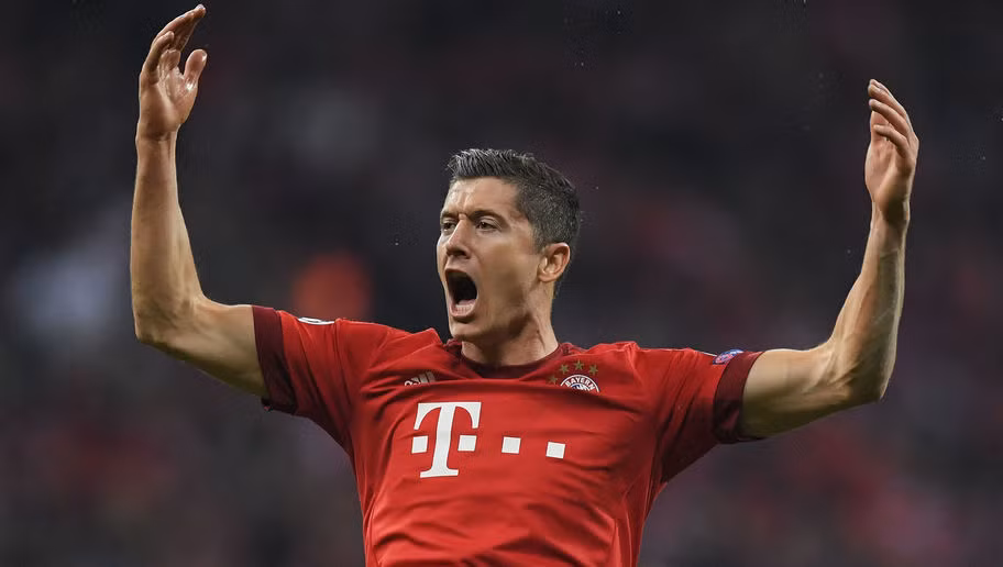 Bayern Munich là thế lực vô cùng lớn của bóng đá Đức, bên cạnh đó việc được một HLV lão làng như Pep Guardiola dẫn dắt đã nâng tầm của Hùm Xám lên một bậc cao mới. Chính vì vậy, lượng bán áo đấu của CLB này cũng được tăng đáng kể, họ đạt mức 1.500.000 chiếc trong mùa giải 2015/2016.