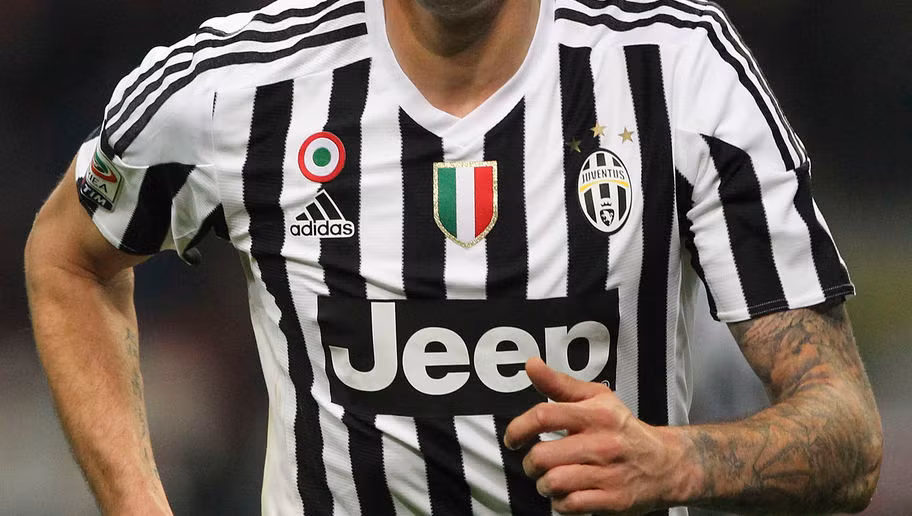 Mùa giải 2015/2016, CLB Juventus đã bán được tới 850.000 chiếc áo đấu và đội bóng thành Turin nằm ở vị trí thứ 7 trong danh sách những đội bóng bán áo đấu tốt nhất thế giới.