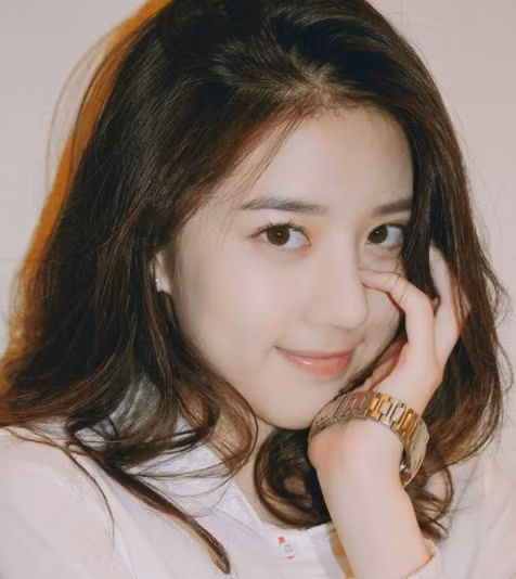 Xinh đẹp thôi chưa đủ, Eleanor Lee còn khiến cộng đồng mạng thực sự chú ý đến mình bằng bảng thành tích học tập đáng nể và tài năng ca hát tuyệt đỉnh cùng khả năng chơi nhiều loại nhạc cụ.