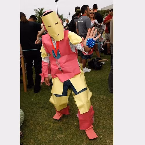 Iron man chắc phải khóc thét khi nhìn thấy "người anh em sinh đôi" dị thường thế này khi xuất hiện ngoài đường phố.