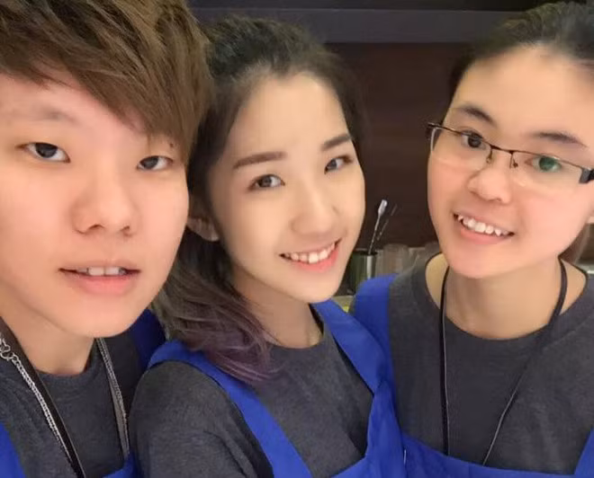 Ngay cả khi khoác lên mình bộ đồng phục của nhân viên, nhan sắc và thần thái của Hazel vẫn rất nổi bật.