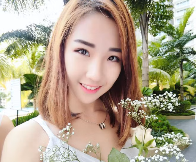 Nam thanh niên liền chụp vài tấm hình của cô, đăng lên trang cá nhân kèm dòng chú thích: "Khi tôi đến Lot 10 mua sắm thì thấy một quán nước mới mở. Tôi chợt chú ý đến điều đặc biệt trong quán. Malaysia thực sự vẫn có những nữ phục vụ xinh đẹp. Bạn từng thấy cô ấy chưa?".