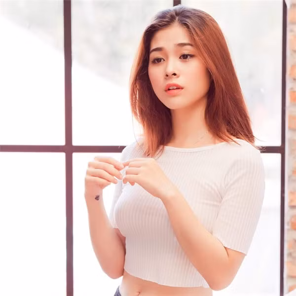 Nguyễn Phương Quỳnh được biết đến là nữ diễn viên 9X Sài thành vừa qua đã hút hồn dân mạng bằng vẻ đẹp đầy nữ tính với mái tóc dài dịu dàng, khuôn mặt dễ thương với ngũ quan chỉnh tề.