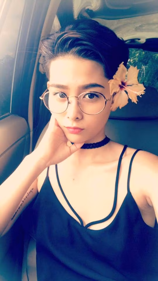 Sau khi xuống tóc, rất nhiều dân mạng bất ngờ bởi vẻ điển trai của cô nàng Phương Quỳnh và họ còn đùa nhau rằng các anh trai lại phải khóc ròng vì xuất hiện thêm một đối thủ cạnh tranh trên con đường chinh phục các chị em bởi nữ diễn viên này đẹp trai quá mức.