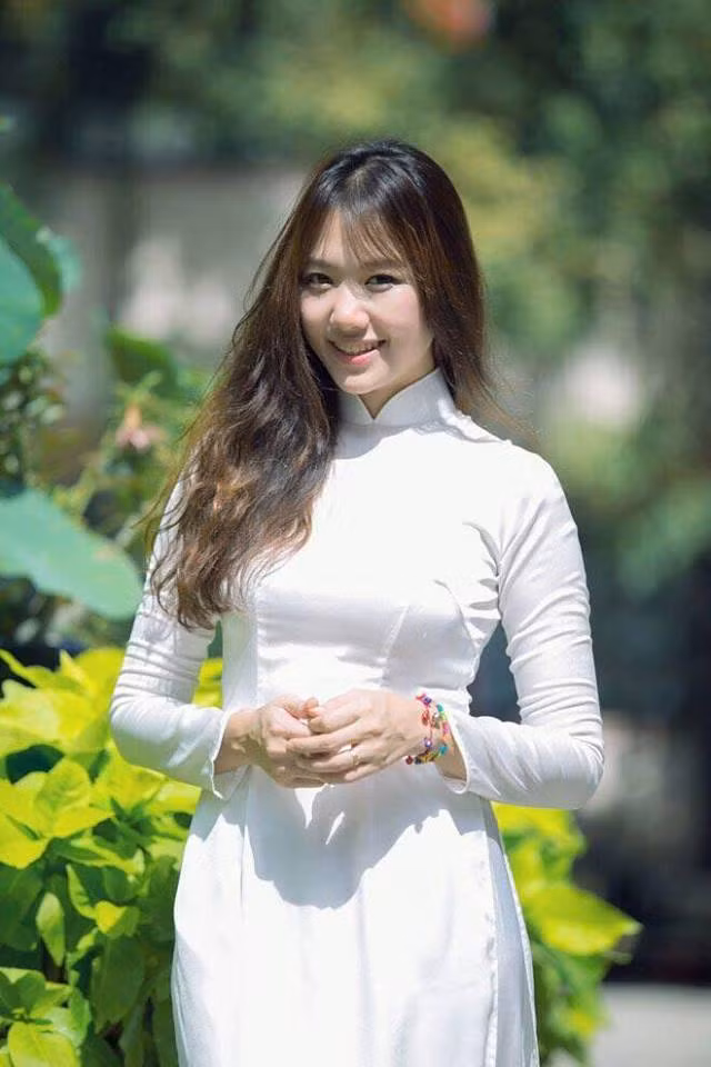 Dù đã có chồng như Hari Won vẫn khoe dáng bên áo dài khá đẹp.
