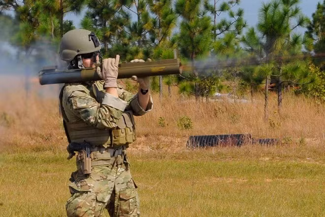 Súng phóng lựu chống tăng M72 Law có thể tiêu diệt các phương tiện bọc thép hạng nhẹ hay tiêu diệt bộ binh trong công sự bằng đạn nhiệt áp. Nhỏ gọn, hỏa lực mạnh là ưu điểm hàng đầu của vũ khí này.