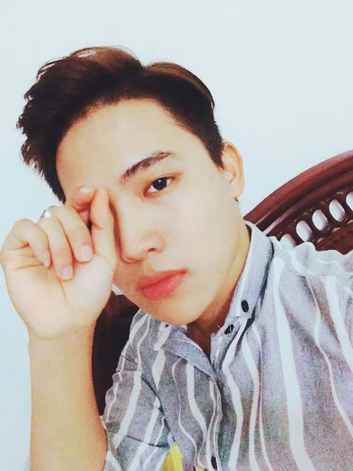 Trương Tuấn Long sinh năm 1996, ở Bắc Giang, hiện đang học tại khoa Thanh nhạc trường Đại học Văn hóa Nghệ thuật Quân đội. Anh chàng này được nhiều người yêu mến và gọi bằng cái tên thân mật Long Anh.