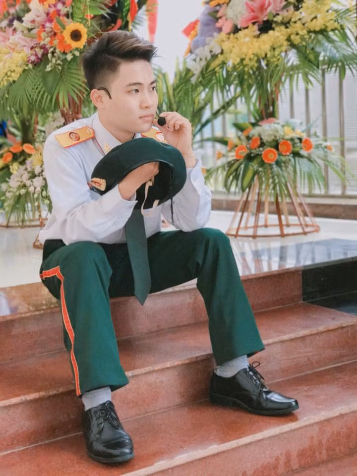 Theo bạn bè chia sẻ, Tuấn Long còn là một người rất có lòng nhân ái, anh thường xuyên tham gia các hoạt động tình nguyện, hiến máu, giúp đỡ những người có hoàn cảnh khó khăn.