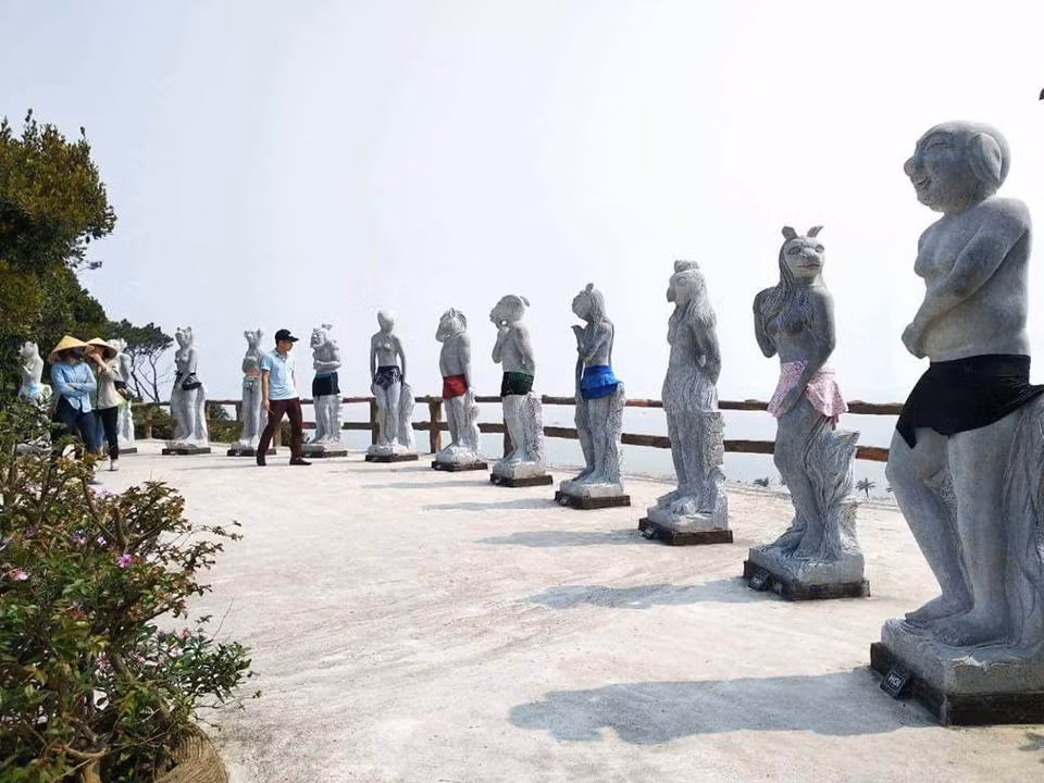 Nhiều bạn trẻ còn vui vẻ bình luận rằng: "Sau một đêm, các bức tượng ở Đồ Sơn đã được mặc bikini".
