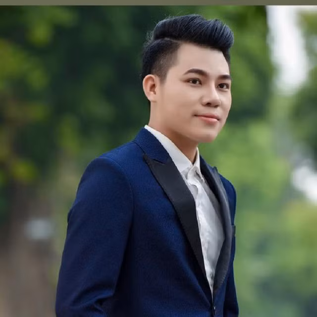 Xuất hiện trong chương trình "Thần tượng Bolero", chàng tiến sĩ Triết học 9X tên Duy Cường nhanh chóng ghi điểm trong mắt khán giả không chỉ bằng giọng hát ấm mà còn đến từ ngoại hình khá sáng của mình.