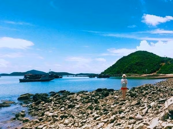 Đảo Cái Chiên là địa điểm sống ảo tuyệt vời vì bạn có thể nhởn nhơ đi khám phá cảnh vật hoang sơ với nhiều ngóc ngách ẩn chứa biết bao bất ngờ thú vị. Ngoài ra, việc cắm trại, tổ chức tiệc nướng BBQ ngay bờ biển, sáng đón bình minh ló rạng trên mặt biển bao la, lắng nghe chim hót ríu rít sẽ là ý tưởng không tồi để bạn có kỷ niệm khó quên cho chuyến đi này.