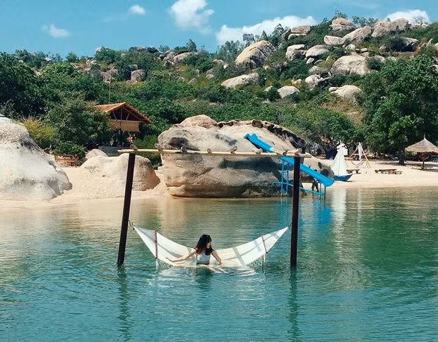 Chẳng ai đi Tứ Bình về mà không mê mẩn vẻ đẹp hoang sơ đầy quyến rũ ấy, từ những cung đường ven biển đẹp nao lòng cho tới những bãi cát trắng mịn, nước biển xanh trong vắt. Thậm chí, ai ai sau khi đi Tứ Bình về cũng gật đầu đồng ý rằng "đúng chuẩn Maldives tại Việt Nam rồi!".