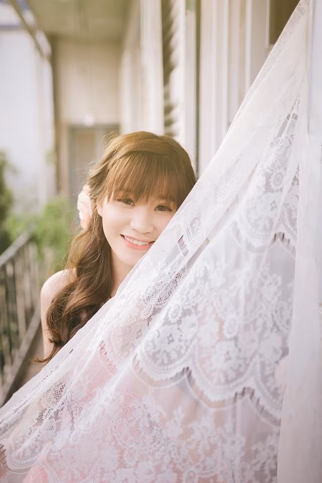 Trước đây ít người biết rằng Mẫn Tú sở hữu thân hình mập mạp và một làn da xỉn màu khiến cô mất tự tin khi phải tiếp xúc với những người xung quanh.