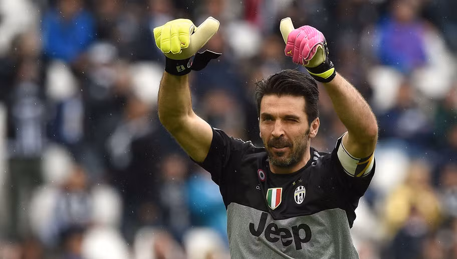 Buffon là một trong những thủ thành dày dặn kinh nghiệm nhất tại Euro lần này. Năm nay dù đã 38 tuổi nhưng thủ thành này vẫn là chốt chặn đáng tin cậy ở cả Juventus lẫn đội tuyển Italy.