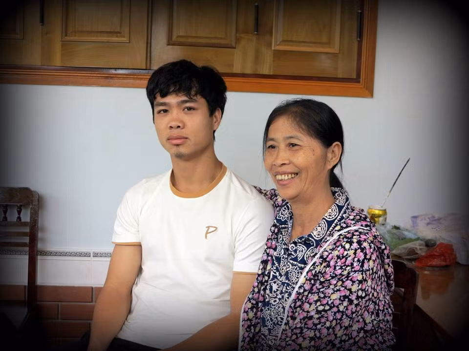 Cứ mỗi khi có dịp nghỉ dài ngày là Công Phượng trở về Đô Lương - Nghệ An để thăm bố mẹ.
