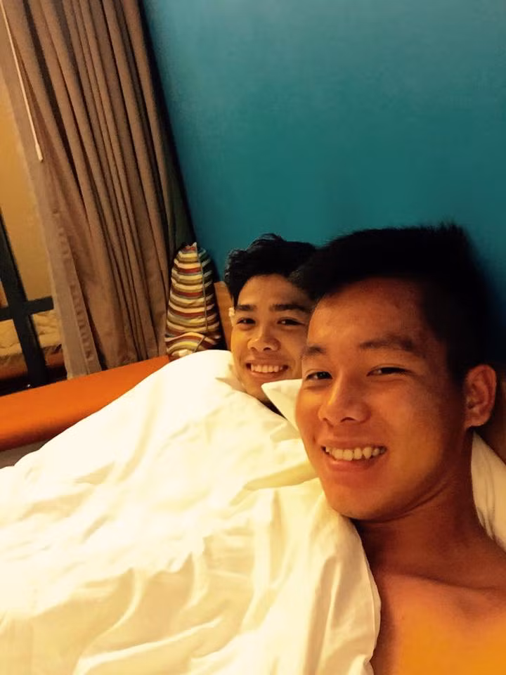 Công Phượng và tiền đạo Thanh Bình của CLB Thanh Hóa chụp ảnh tự sướng khi hai cầu thủ này được HLV Miura xếp ở cùng phòng với nhau.