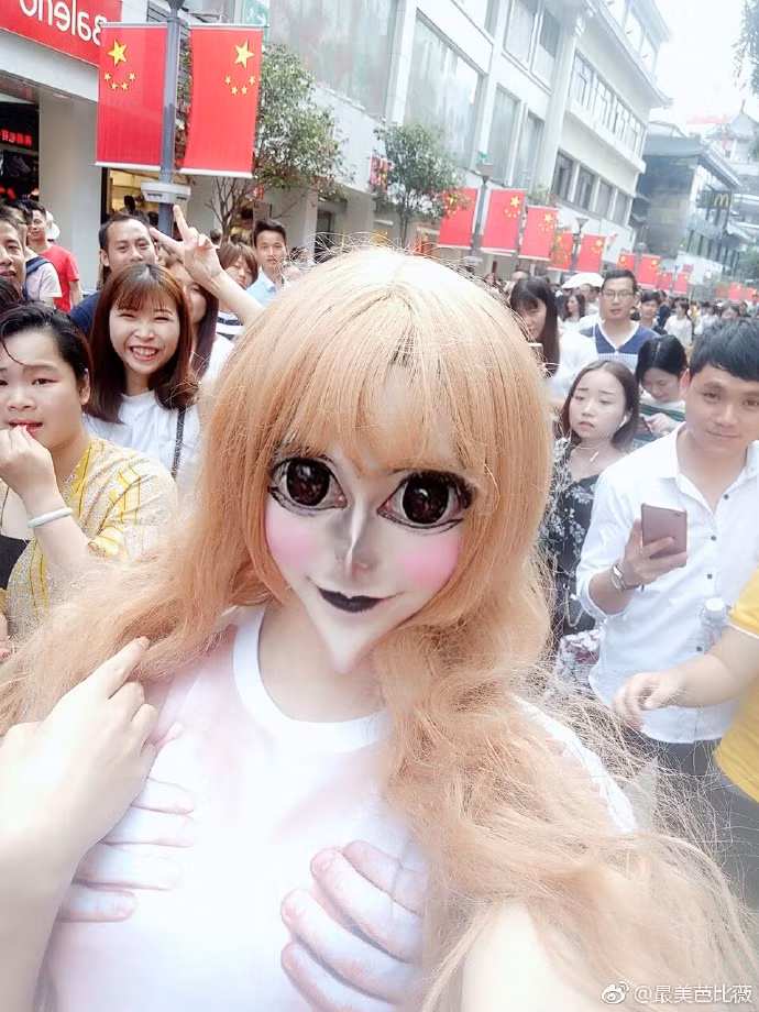 "Hot girl mat ran" cam nhon hoat khien anh em so phat khiep