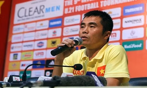 HLV Phạm Minh Đức trả lời phỏng vấn cuối trận.