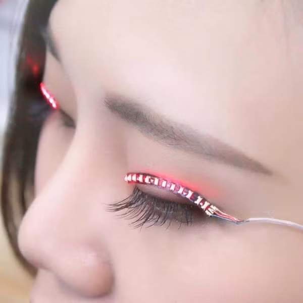 Ánh sáng của đèn LED luôn thay đổi màu sắc cũng như các chuyển động ánh sáng khi người đeo nó lắc đầu hoặc di chuyển cơ thể. Càng cử động mạnh, đèn sẽ chuyển đổi theo nhịp.