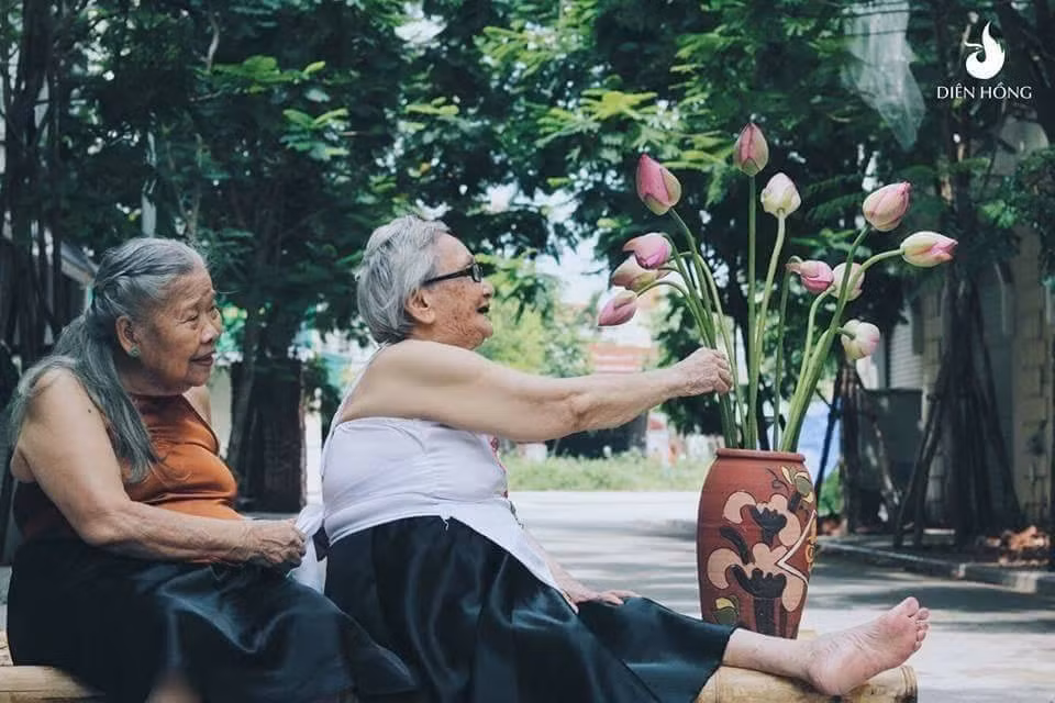 Không chỉ gây ấn tượng bằng độ tuổi mà chính độ thân mật của hai cụ bà đã mang đến thành công cho bộ ảnh.