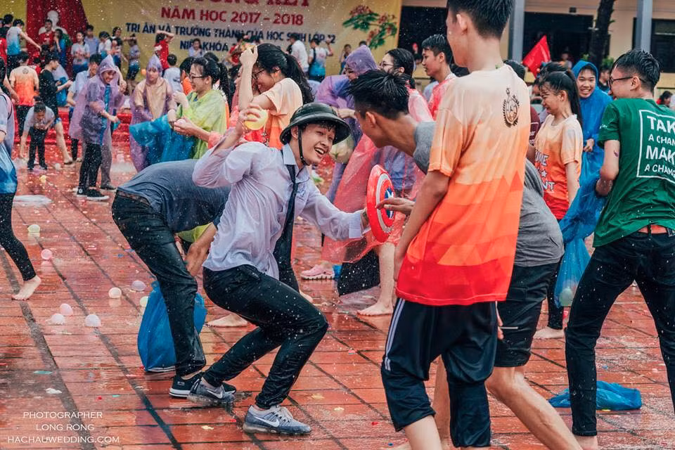Những màn ném bóng nước chẳng khác gì một trận đại chiến với mũ cối, khiên giáp được các bạn học sinh trường Trần Phú chuẩn bị kĩ càng.
