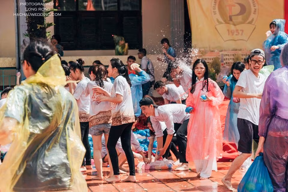 Một nữ sinh diện áo dài nhưng vẫn rất cẩn thận che chắn bằng áo mưa để tránh việc lộ nội y của mình.
