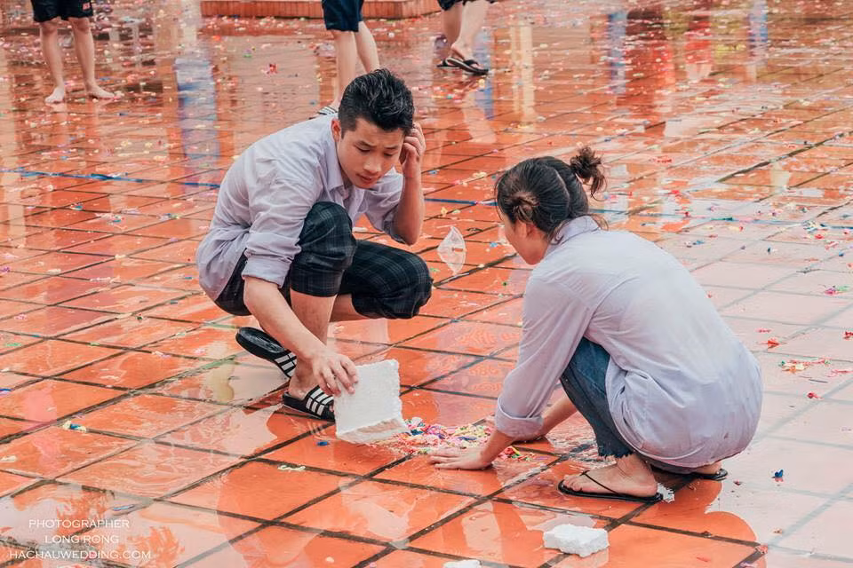 Chứng kiến những hình ảnh trên, dân mạng đã đưa ra ý kiến của riêng mình, đa phần các bình luận đều cho rằng những hình ảnh này khá đẹp nhưng việc một số nữ sinh để hở nội y màu gây ra nhiều phản cảm.