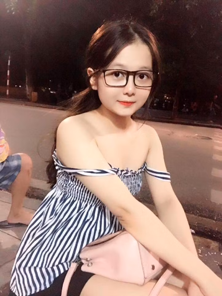 Dù chỉ mới xuất hiện được ít giờ nhưng những bức ảnh của Vũ Phương nhanh chóng được được dân mạng chia sẻ với "tốc độ ánh sáng". Cho đến thời điểm hiện tại, cô gái 9X này vẫn chưa có những bình luận gì về những bức ảnh của mình.