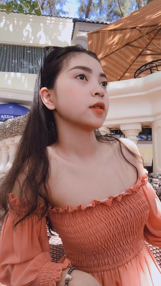 Nhật Lê được đánh giá là một người khá thông minh và thân thiện, trước làn sóng "soi mói" người yêu các cầu thủ U23 Việt Nam, cô nàng này đã hết sức mềm mỏng và khôn khéo để tránh tạo scandal cho mình và cũng để người yêu an tâm thi đấu.