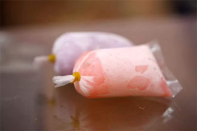 Trời cứ nóng lên là ai cũng có một túi kem bên mình. Kem túi hồi đó chỉ có khoảng vài trăm đồng, mà chủ yếu là nước đá vị mơ, vị dâu, vị sữa nhưng ai cũng thích ăn.