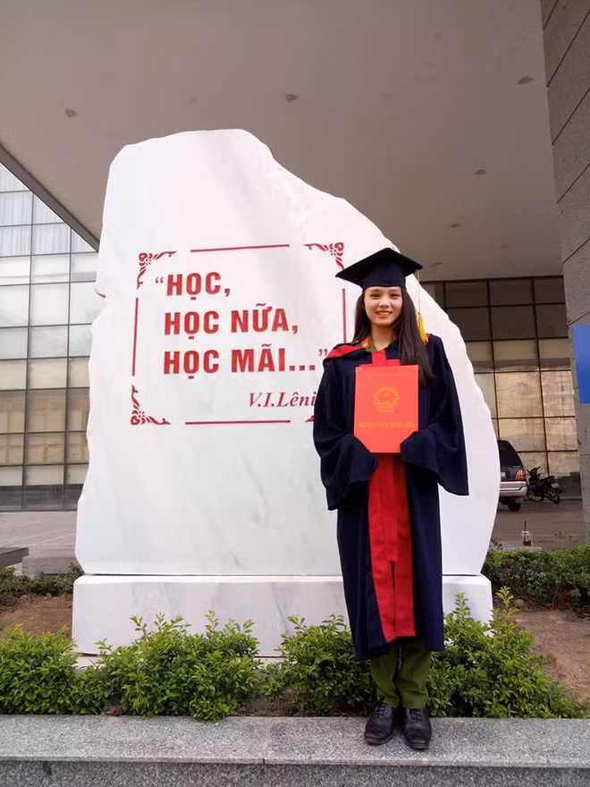 Trong sáng ngày 26/6, cùng các với đồng đội, Thiếu úy Nguyễn Mai Phương đã có mặt tại điểm thi THPT Quốc gia để tham gia trao tặng nước lọc, báo và khăn lạnh tới các em thí sinh và người nhà tại các điểm thi THPT Quốc gia trên địa bàn huyện Đô Lương.