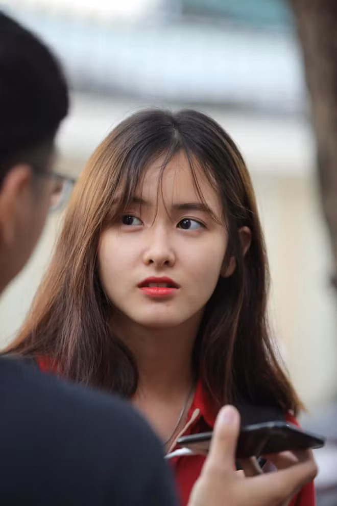 Trong ngày các thí sinh đi làm thủ tục dự thi THPT QG 2019, dân mạng đã phát "sốt" với khoảnh khắc đẹp của Khúc Kim Khanh. Khi ấy, Khanh đang đứng chờ bạn và vô tình lọt vào ống kính máy ảnh của nhà báo Nguyễn Nam.
