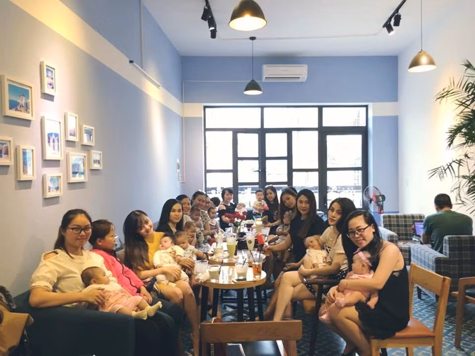 Nhiều dân mạng nhận xét, 80 bà mẹ bế con trong hội các bà mẹ bỉm sữa Hải Phòng, ai cũng xinh tươi, mỹ miều đến "bất phân thắng bại".
