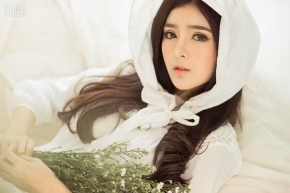 Sau phẫu thuật thẩm mỹ, khuôn mặt mũm mĩm đáng yêu của Lily Luta được thay bằng mặt V-line với cằm nhọn và má thon gọn hơn sống mũi cao cùng đôi mắt hai mí to tròn và vòng 1 gợi cảm.