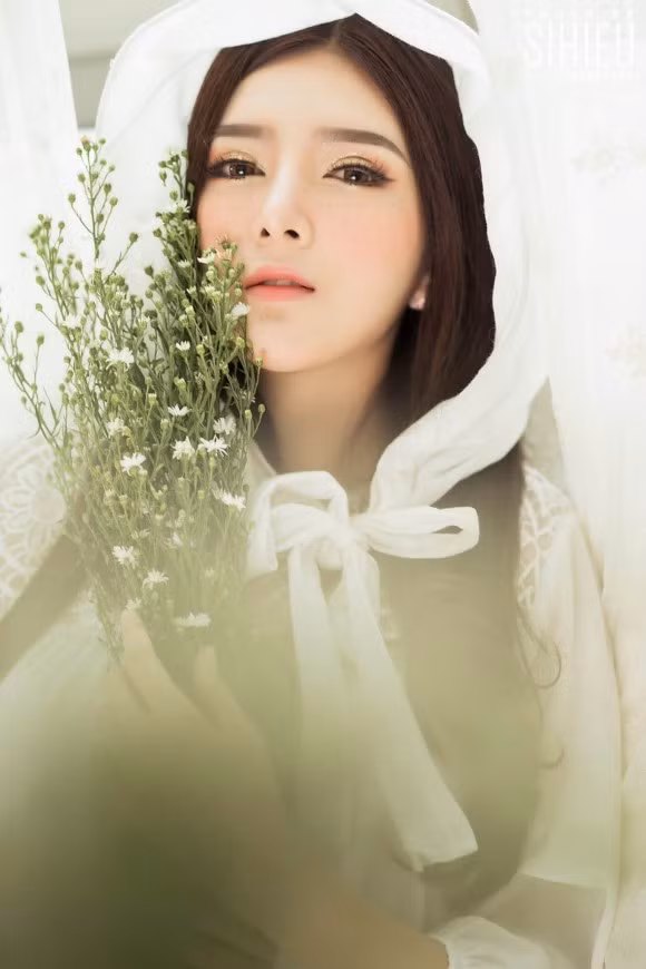 Lily Luta luôn thu hút sự chú ý bởi gương mặt rạng rỡ, tươi tắn và làn da trắng mịn.