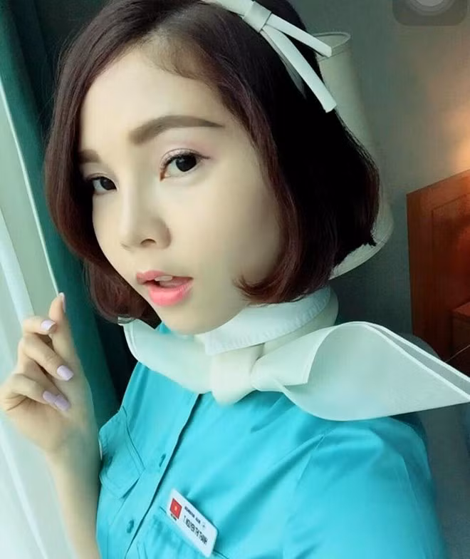 Cô nàng tiếp viên hàng không Việt Nam là Nguyễn Thị Thanh Thủy (Tina) được nhiều người người chú ý bằng khuôn mặt xinh đẹp và hình thể gọn gàng. Đặc biệt, mới đây cô đã trúng tuyển vào một hãng hàng không dân dụng tại Hàn Quốc.