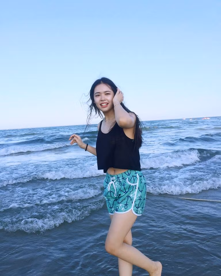 Thanh Hằng tự nhận bản thân là cô gái đa phong cách, bên ngoài có cá tính mạnh mẽ, nhưng có thể biến hóa thành hình mẫu thục nữ, dịu dàng. Ngoài giờ làm việc, 9X này thường cùng mẹ học may vá, nấu ăn, làm bánh. Ảnh trong bài: Facebook nhân vật.