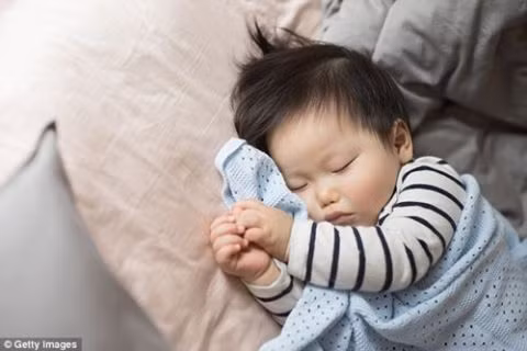 Phụ nữ cho con bú có làm xấu vòng một - Hình 2 Phu nu cho con bu co lam xau vong mot-Hinh-2