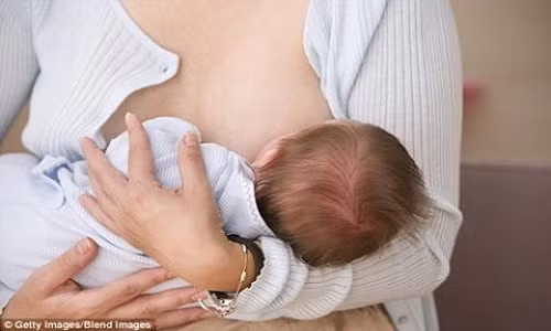 Phụ nữ cho con bú có làm xấu vòng một Phu nu cho con bu co lam xau vong mot