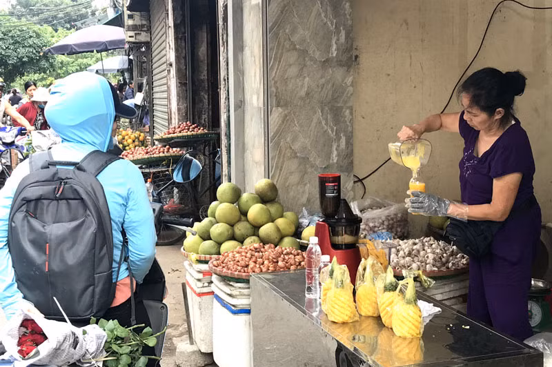Dứa được mùa, trên vỉa hè Hà Nội xuất hiện nhiều hàng bán nước ép dứa nguyên chất giá rẻ