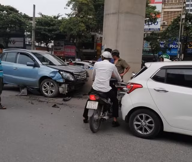 Danh tinh tai xe QM5 RE25 tong xe lien hoan tren pho Ha Noi