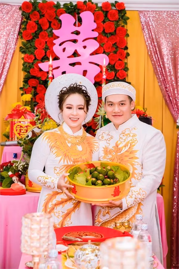 Minh Thư và chồng đều là con một trong gia đình kinh doanh khá giả tại địa phương. Cặp đôi quen nhau qua mạng, sau khi cô bạn thân của Minh Thư đăng status "Tìm bạn trai cho bạn thân".