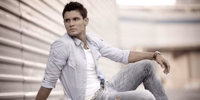 Dejan Lovren (Liverpool) là cầu thủ có đam mê với thời trang, và chính từ đam mê này mà thương hiệu thời trang Russell Brown của Lovren ra đời.