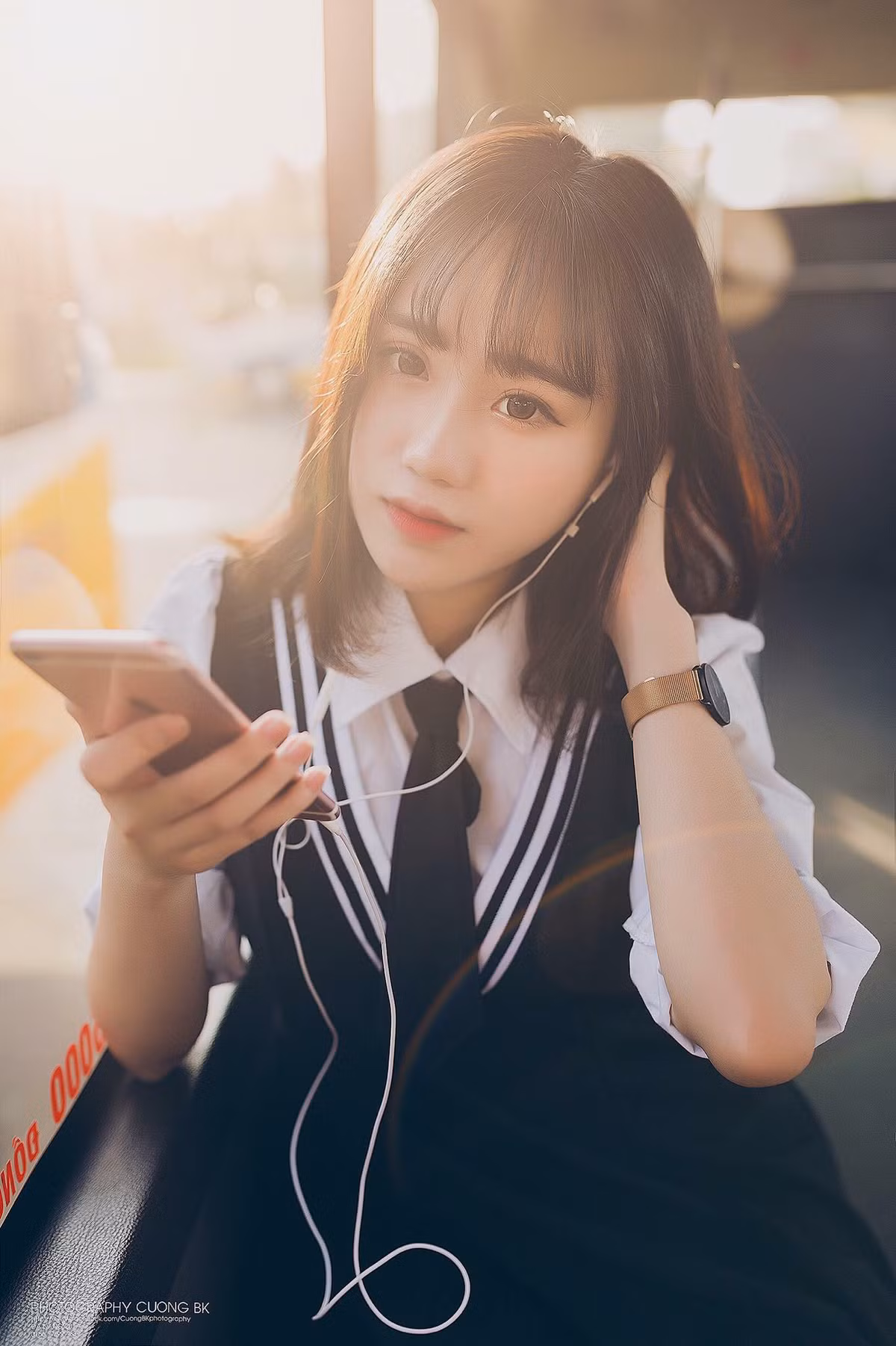 Hồng Vân cũng tiết lộ, mỗi tháng cô bạn đều kiếm được 15-20 triệu từ việc chụp ảnh cho các shop, nên tiền sinh hoạt phí của bản thân, Hồng Vân không phải xin cha mẹ.