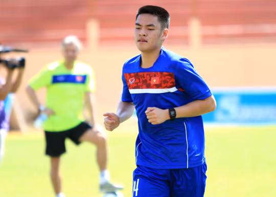 Nhận xét những buổi tập đầu tiên của Tony Lê Tuấn Anh, HLV trưởng U20 Việt Nam đã có những nhận xét riêng của mình: "Dĩ nhiên là em có một số tố chất rất là tốt. Em là người Việt Nam nhưng sinh tại CH Séc nên nền văn hóa có khác nhau. Ảnh: Bongdaplus.