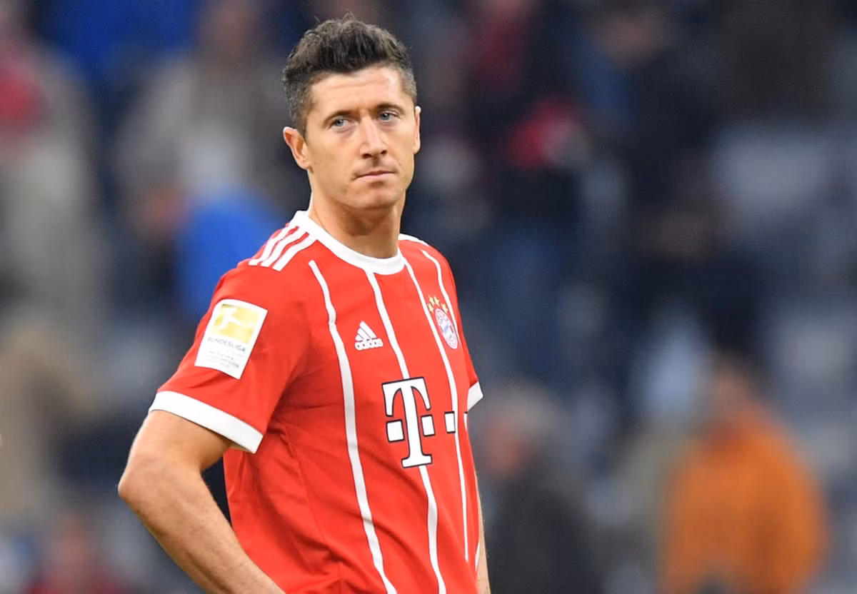 Theo tờ Sport của Đức, Lewandowski đã có cuộc gặp gỡ với người đại diện của mình, ông Zahavi để giải quyết đề nghị muốn sang Ngoại hạng Anh thi đấu.