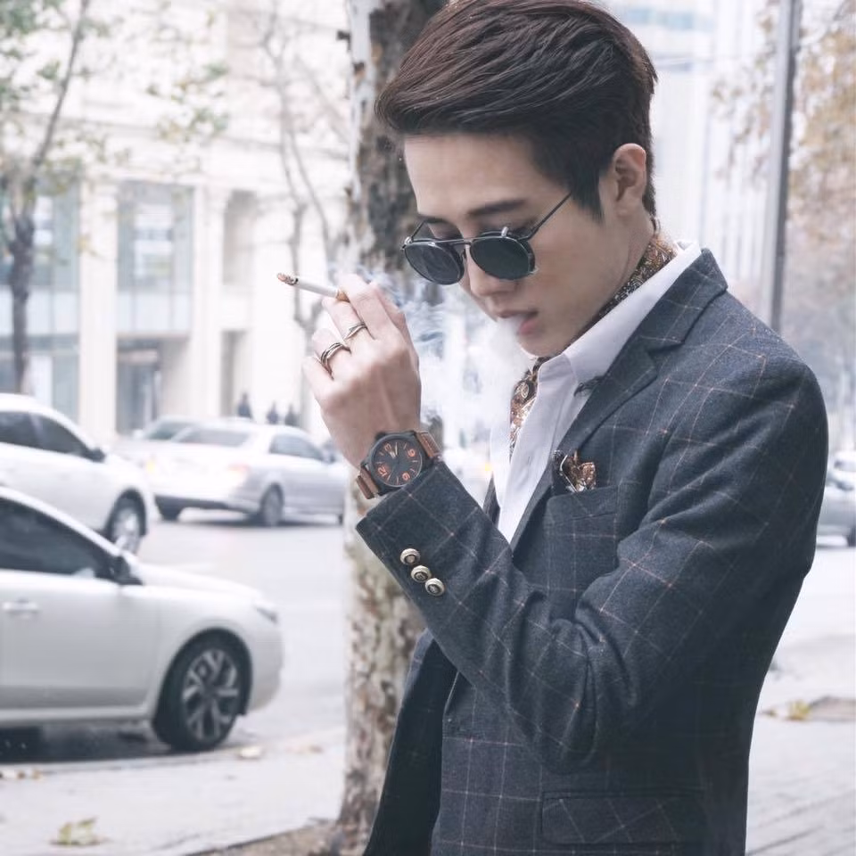Worarit Ninklom được nhiều người chú ý tới nhờ việc sở hữu nhan sắc đẹp chẳng kém diễn viên với làn da trắng mịn màng, khuôn mặt đẹp với ngũ quan chỉnh tề và thân hình khá thư sinh.
