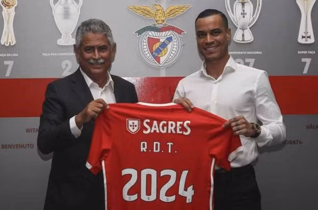 Real Madrid đăng tải thông báo chia tay tiền đạo Raul De Tomas. Anh đã chính thức gia nhập màu áo Benfica theo bản hợp đồng đến năm 2024. Phí chuyển nhượng của tiền vệ sinh năm 1994 là 20 triệu euro, kèm theo điều khoản mua lại trị giá 100 triệu euro.