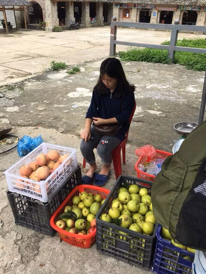 Hỏi mấy lần mới nghe ra được tên của em này là Sinh, tên thôi cũng đã thấy đẹp rồi chứ chưa cần nhìn mặt, mấy anh chàng này lại còn lân la hỏi nhà của em.